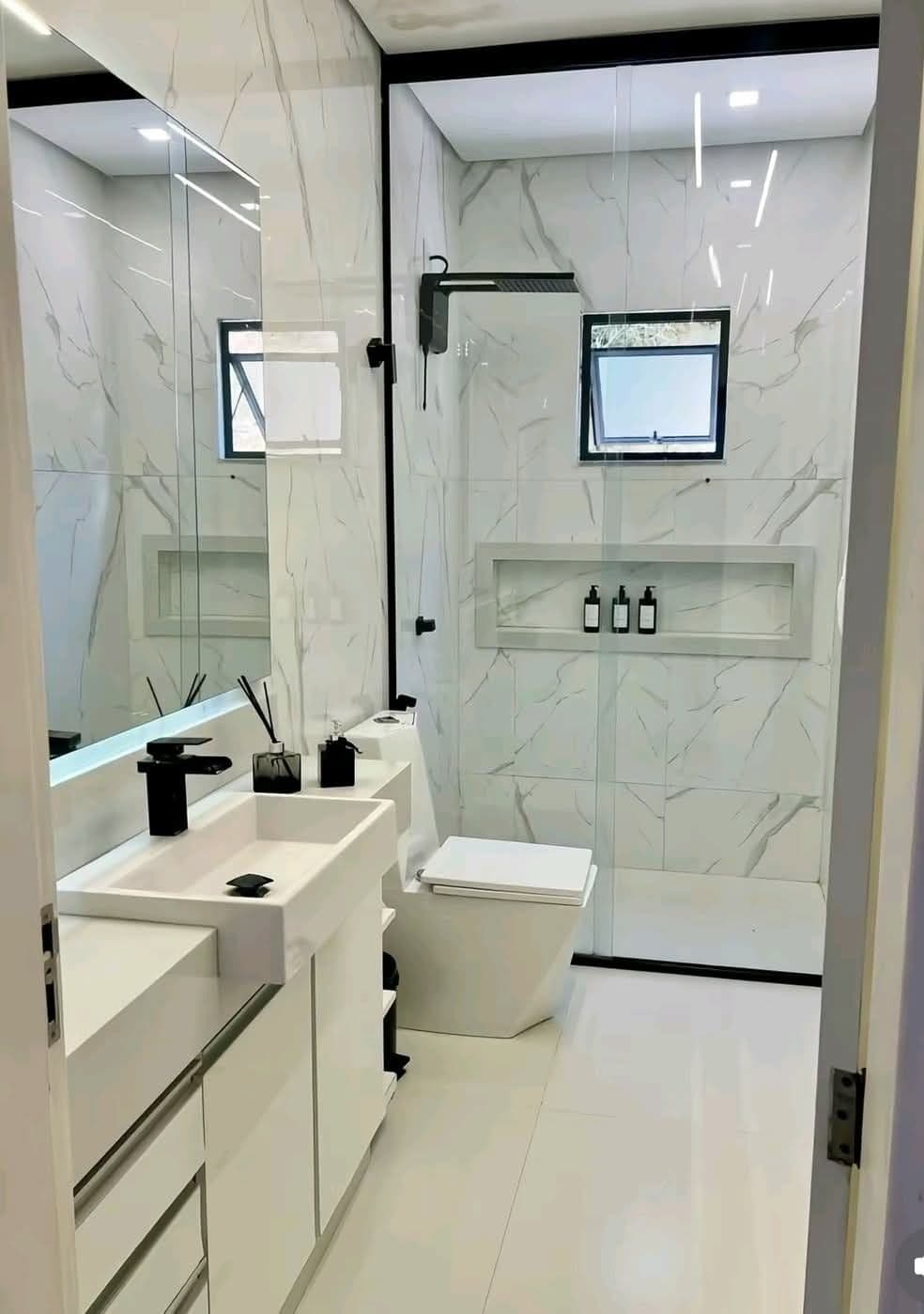 Banheiro planejado de luxo em mármore branco total com box de vidro e torneira preta — Prime Line, Sion, Belo Horizonte