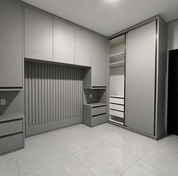 Closet planejado em cinza com portas deslizantes ripadas e iluminação embutida — Prime Line, Buritis, Belo Horizonte