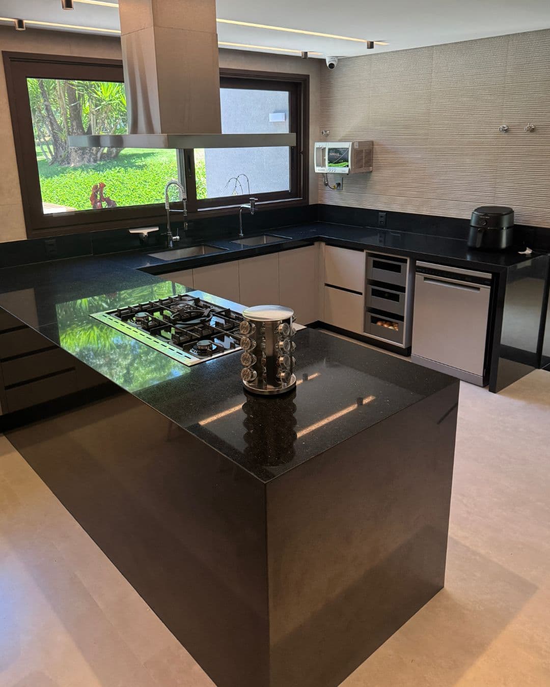 Cozinha gourmet planejada com ilha em granito preto e armários laqueados — Prime Line Ambientes Planejados, Belo Horizonte