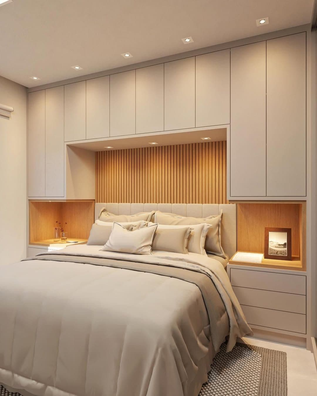 Quarto casal planejado com cabeceira ripada e guarda-roupa branco com nichos iluminados — Prime Line, Bairro Jardins, Belo Horizonte