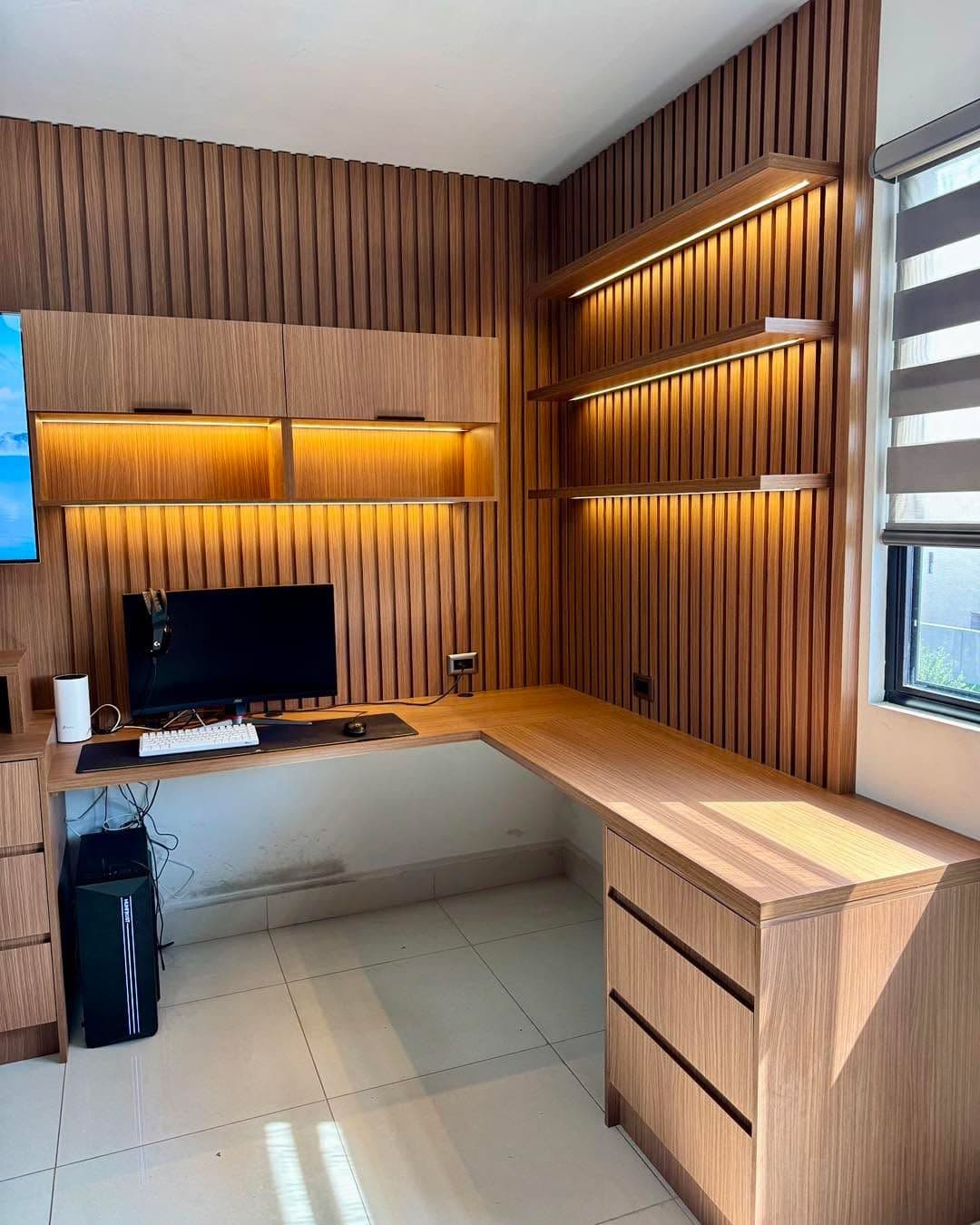 Home office planejado em L amadeirado com ripado iluminado e prateleiras full-wall — Prime Line, Pampulha, Belo Horizonte