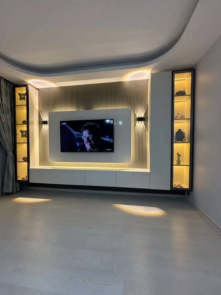 Painel de TV planejado com ripado iluminado, apliques e estantes em vidro — Prime Line, Santa Efigênia, Belo Horizonte