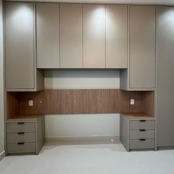 Bancada Home Office Cinza Amadeirada com Armários Superiores — Prime Line Ambientes Planejados, Belo Horizonte