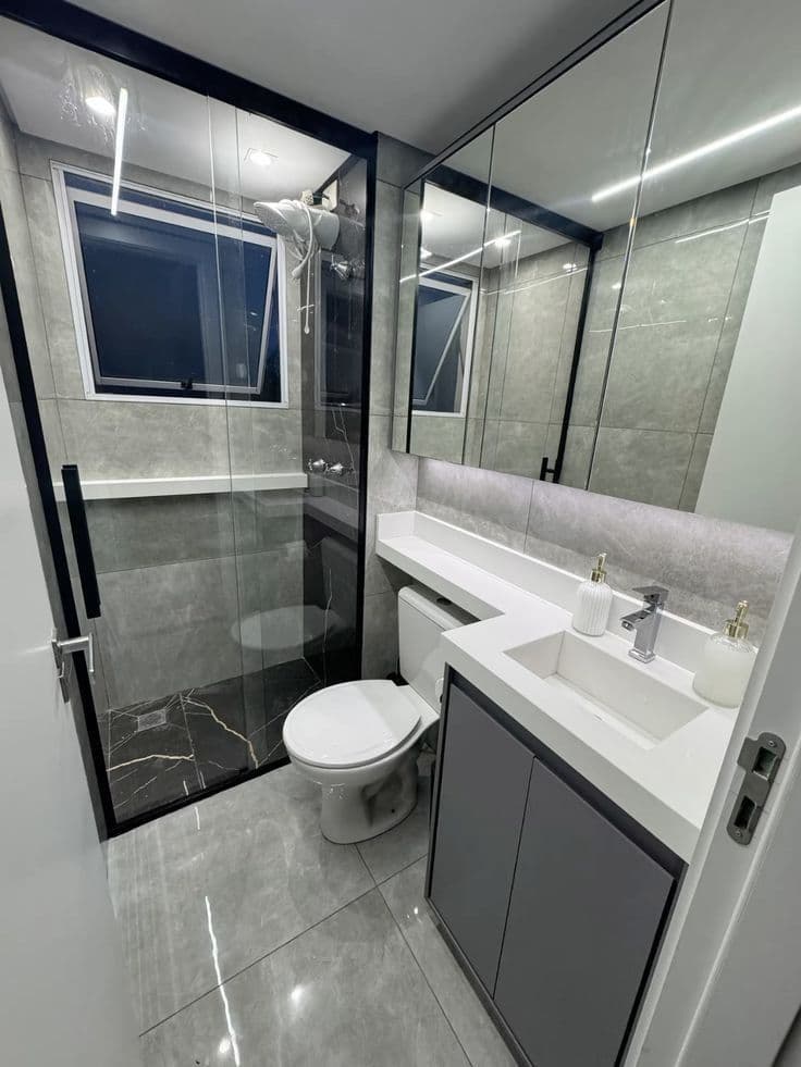 Banheiro Cinza com Box Vidro Preto e Armário Espelho — Prime Line Ambientes Planejados, Belo Horizonte