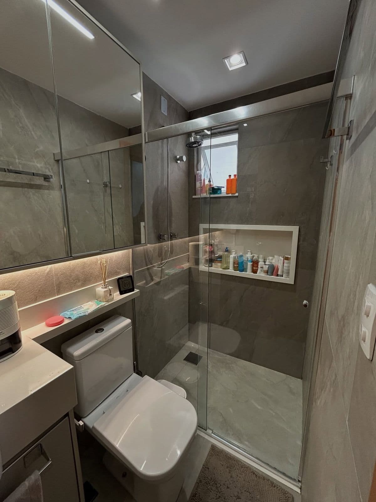 Banheiro Planejado Cinza com Box de Vidro e Nicho — Prime Line Ambientes Planejados, Belo Horizonte
