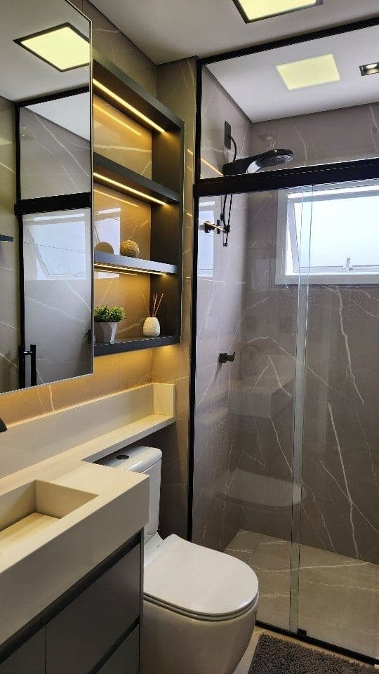 Banheiro em Mármore Cinza com Nicho Iluminado — Prime Line Ambientes Planejados, Belo Horizonte