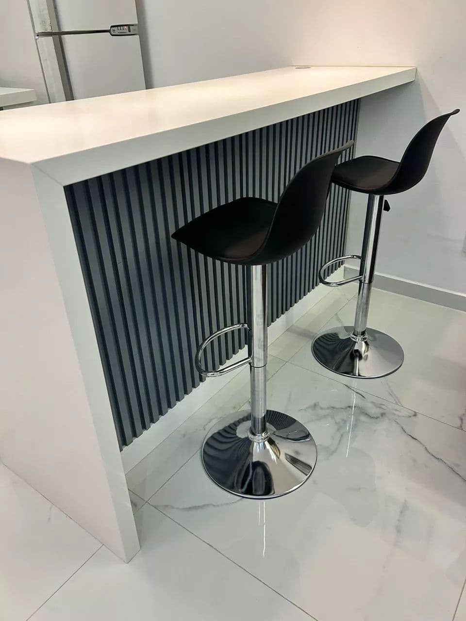 Cozinha com Balcão Ripado Cinza e Banquetas Pretas — Prime Line Ambientes Planejados, Belo Horizonte