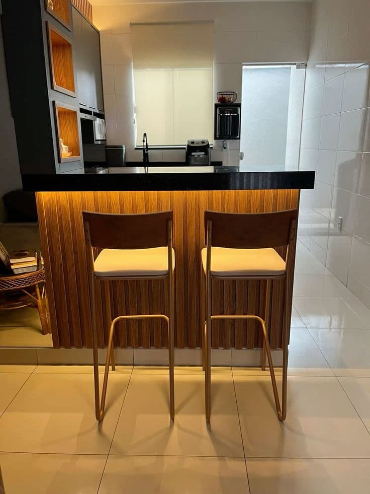 Cozinha com Balcão Ripado Amadeirado e Bancada Preta — Prime Line Ambientes Planejados, Belo Horizonte