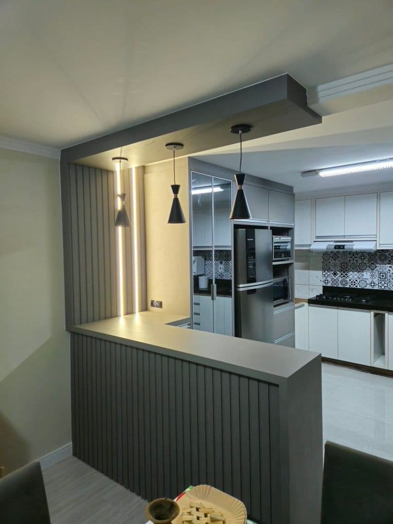 Cozinha com Ripado Cinza, Pendentes Pretos e Armários Brancos — Prime Line Ambientes Planejados, Belo Horizonte
