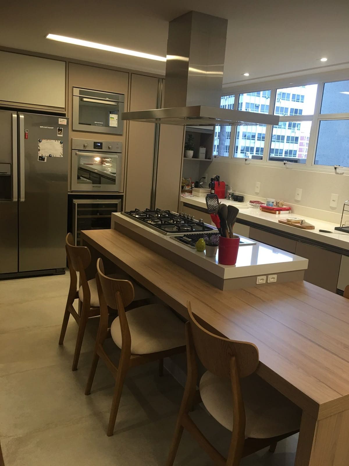 Cozinha Gourmet com Ilha, Cooktop e Coifa em Inox — Prime Line Ambientes Planejados, Belo Horizonte