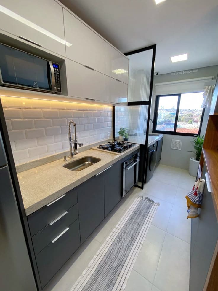 Cozinha Planejada de Apartamento Cinza e Branco — Prime Line Ambientes Planejados, Belo Horizonte