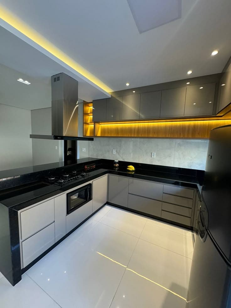 Cozinha Branca e Cinza com Granito Preto e LED — Prime Line Ambientes Planejados, Belo Horizonte