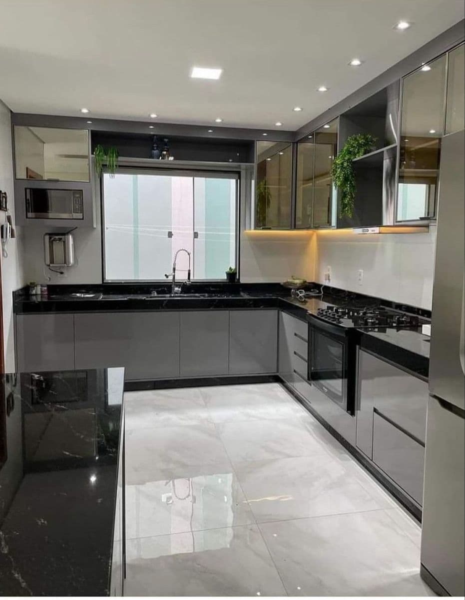 Cozinha Cinza com Granito Preto e Armários Espelhados — Prime Line Ambientes Planejados, Belo Horizonte