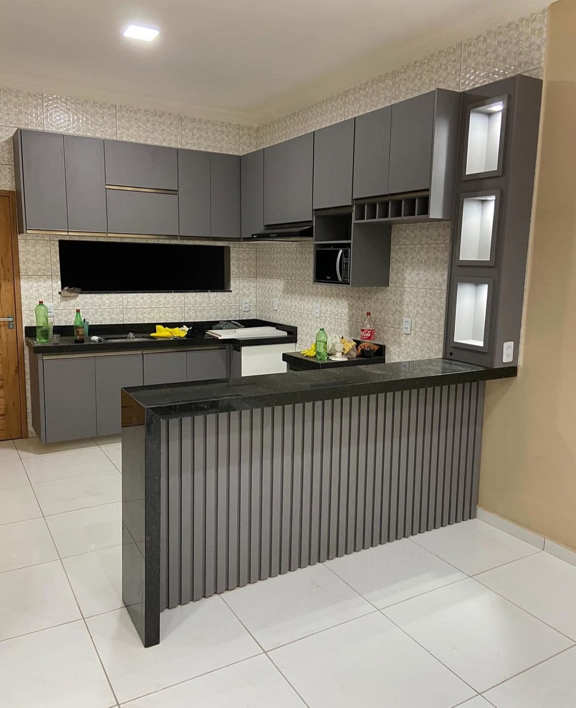 Cozinha Cinza com Balcão Ripado e Nicho Espelhado — Prime Line Ambientes Planejados, Belo Horizonte