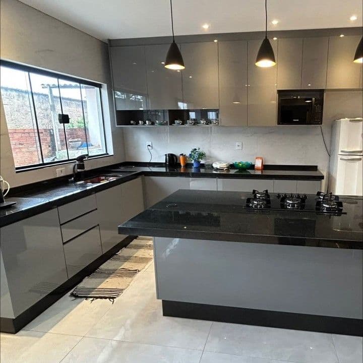 Cozinha Cinza com Granito Preto e Pendentes — Prime Line Ambientes Planejados, Belo Horizonte
