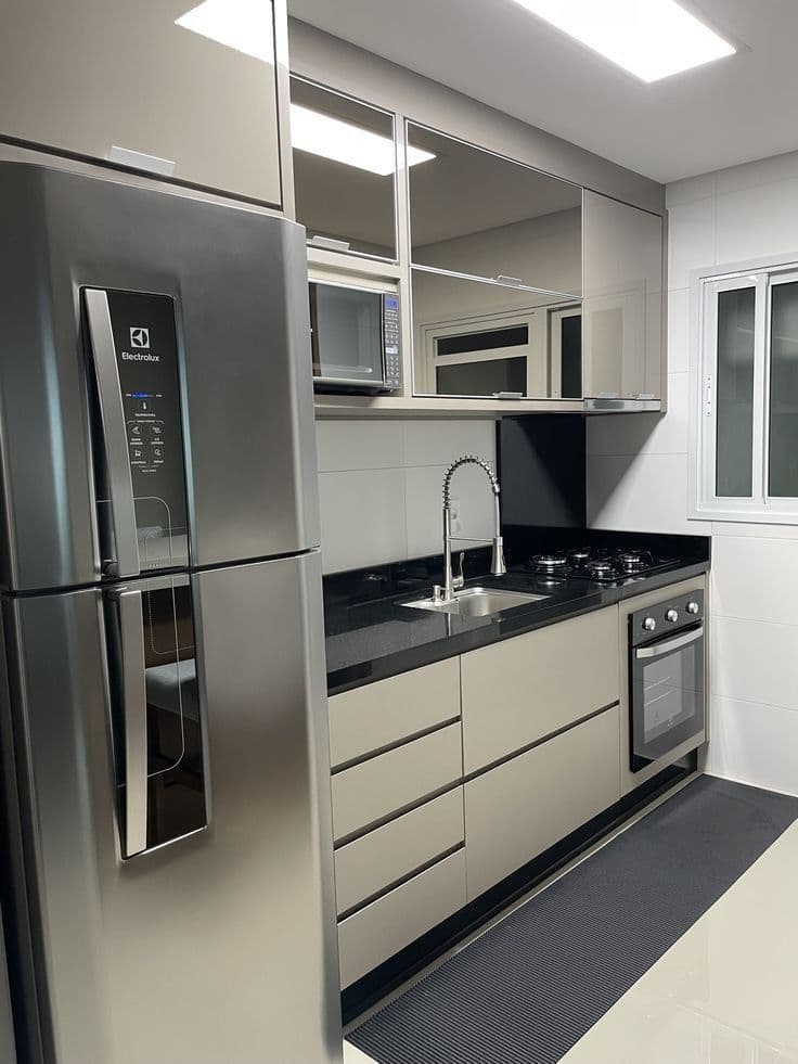 Cozinha Compacta Champanhe com Espelhado e Inox — Prime Line Ambientes Planejados, Belo Horizonte