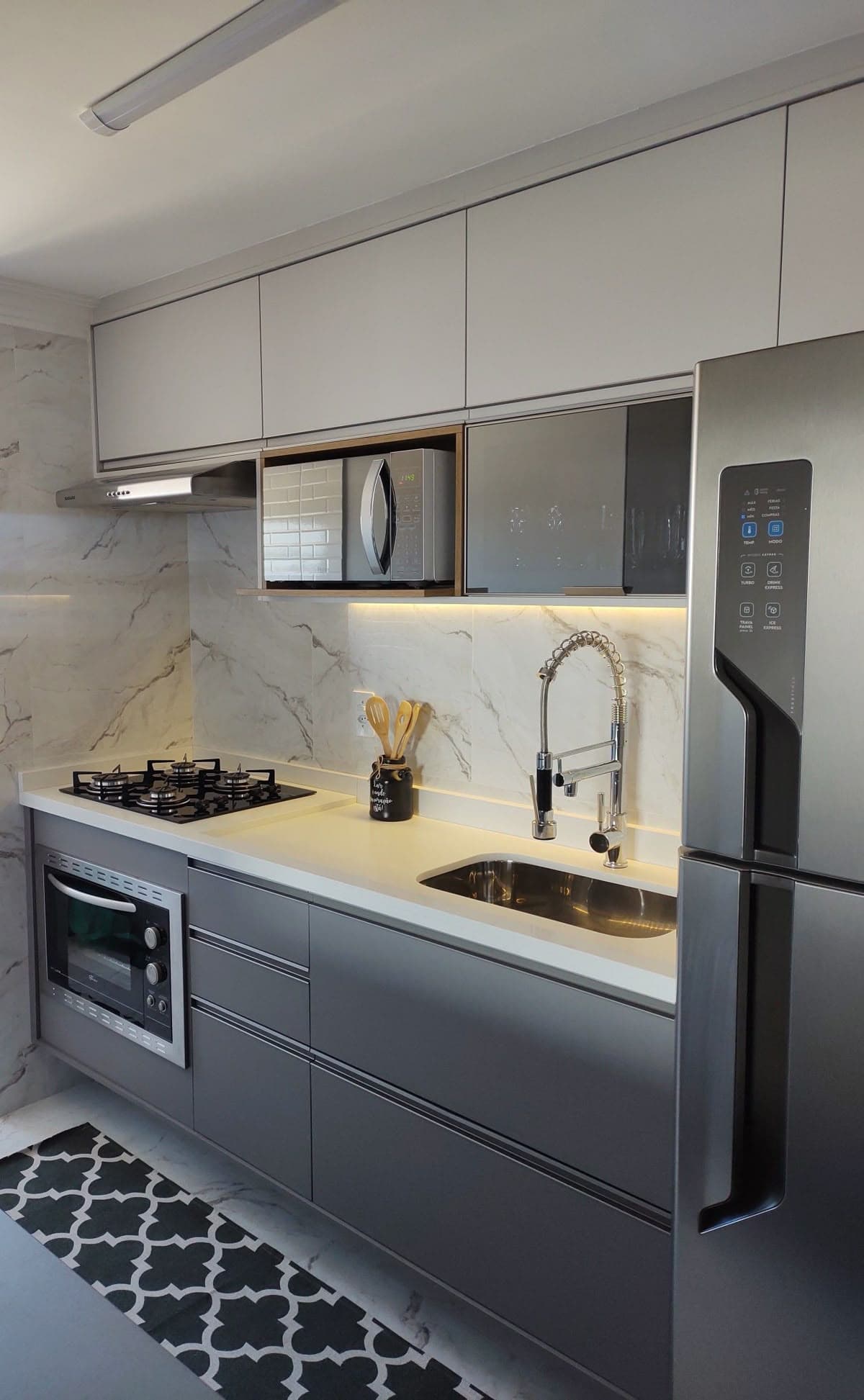 Cozinha Grafite com Bancada em Mármore e Forno Embutido — Prime Line Ambientes Planejados, Belo Horizonte