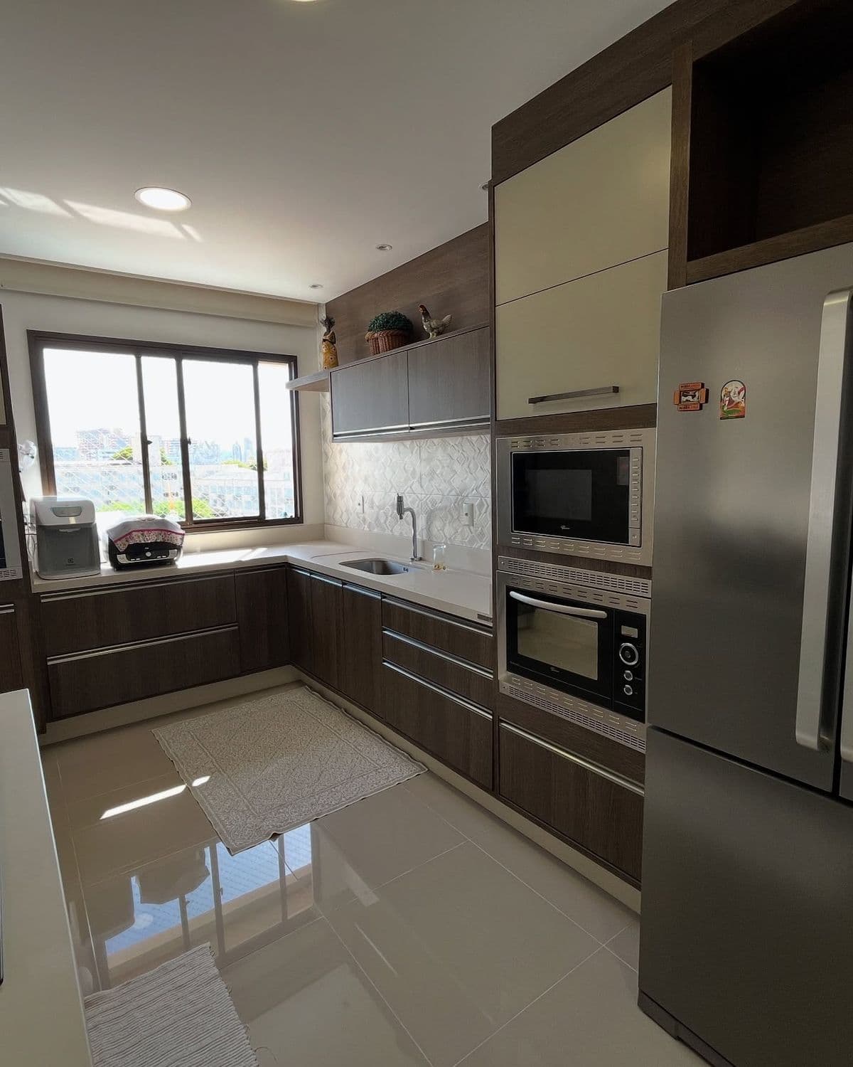 Cozinha Madeira Escura e Off-White com Forno Embutido — Prime Line Ambientes Planejados, Belo Horizonte