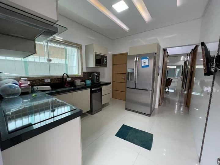 Cozinha Off-White com Geladeira em Inox — Prime Line Ambientes Planejados, Belo Horizonte