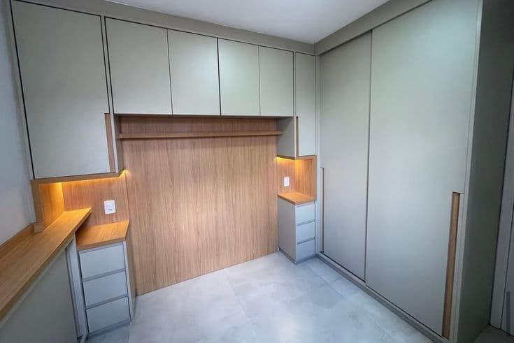 Dormitório com Cama Embutida na Parede e Armários Champanhe — Prime Line Ambientes Planejados, Belo Horizonte