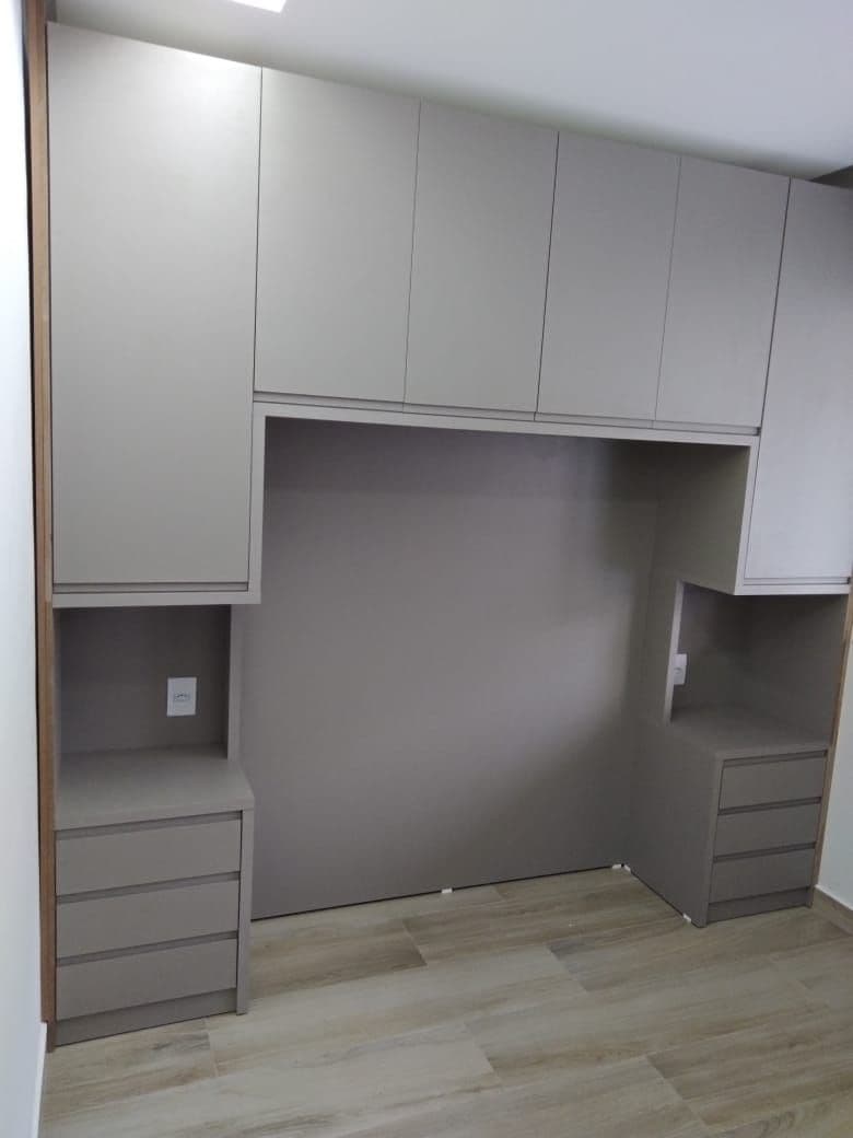 Dormitório com Cama Planejada e Armários Superiores Cinza — Prime Line Ambientes Planejados, Belo Horizonte
