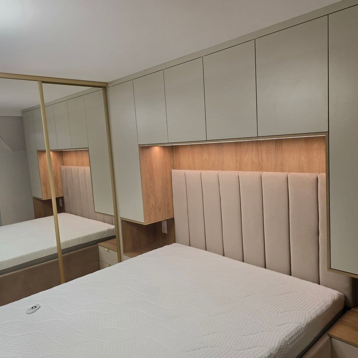 Dormitório Casal com Cabeceira Rosê e Guarda-roupa Espelhado Dourado — Prime Line Ambientes Planejados, Belo Horizonte