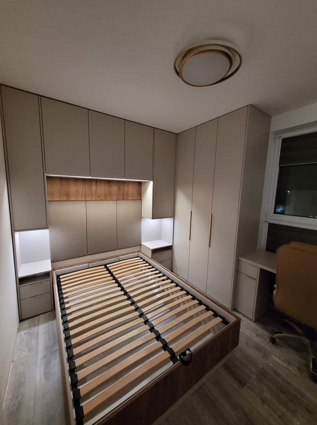 Dormitório Compacto com Cama Baú Amadeirada e Guarda-roupa Full-Wall — Prime Line Ambientes Planejados, Belo Horizonte