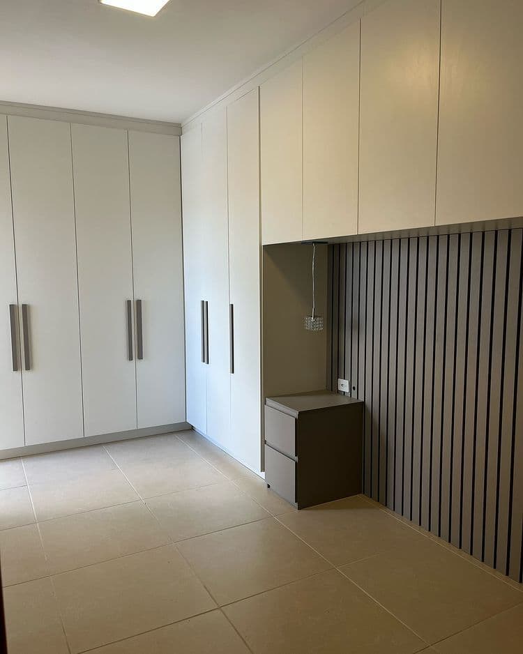 Dormitório com Guarda-roupa Branco Full-Wall e Nicho Ripado — Prime Line Ambientes Planejados, Belo Horizonte