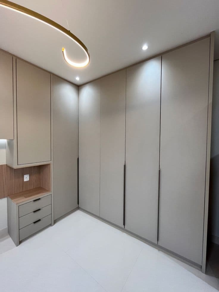 Dormitório com Guarda-roupa de Canto Champanhe e Lustre Dourado — Prime Line Ambientes Planejados, Belo Horizonte
