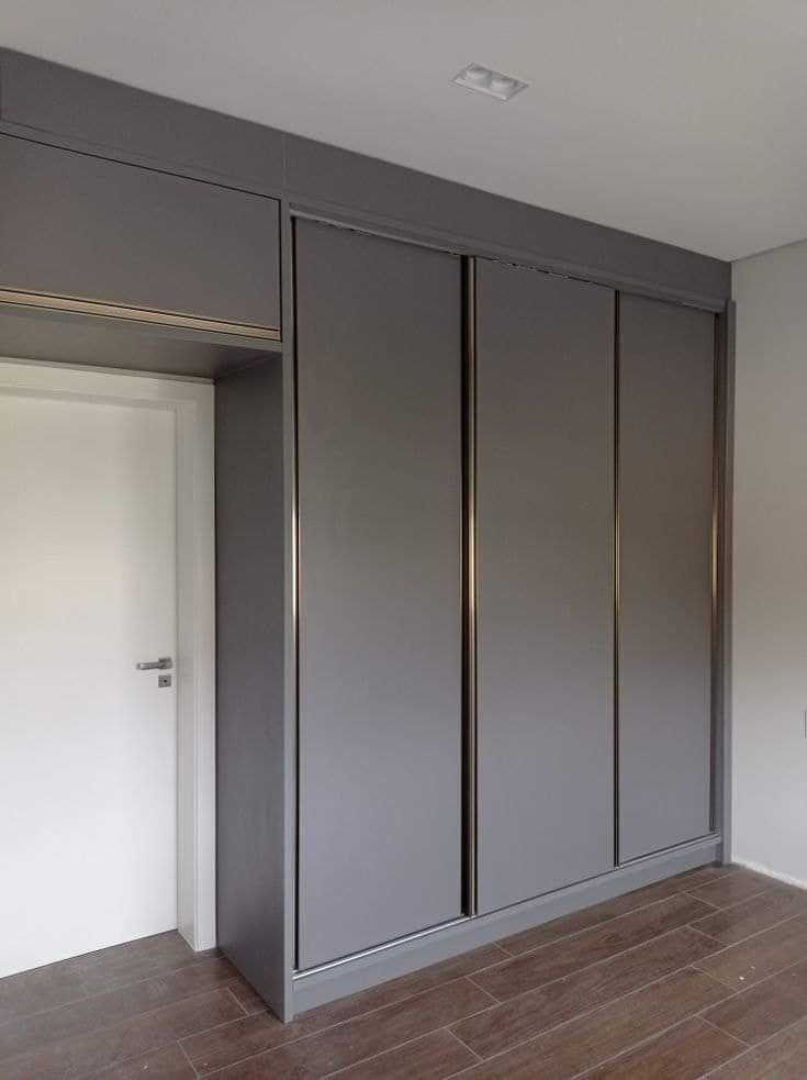 Guarda-roupa de Correr Cinza com 4 Portas e Frisos Dourados — Prime Line Ambientes Planejados, Belo Horizonte