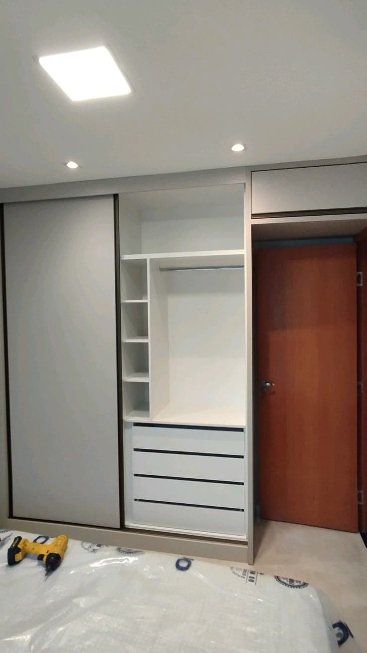 Guarda-roupa Deslizante Champanhe com Interior Branco e Nichos — Prime Line Ambientes Planejados, Belo Horizonte