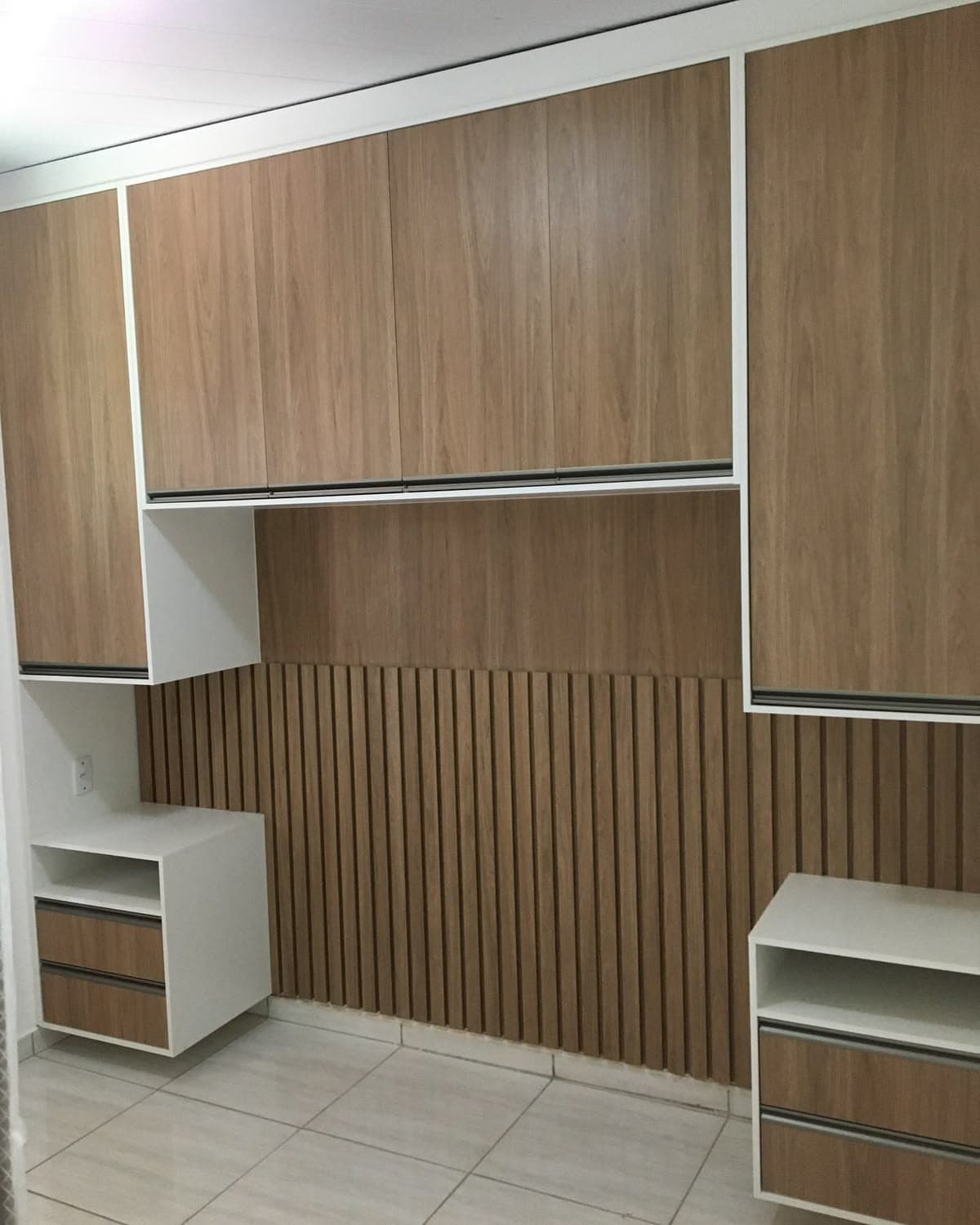Guarda-roupa Amadeirado com Ripado e Nichos — Prime Line Ambientes Planejados, Belo Horizonte