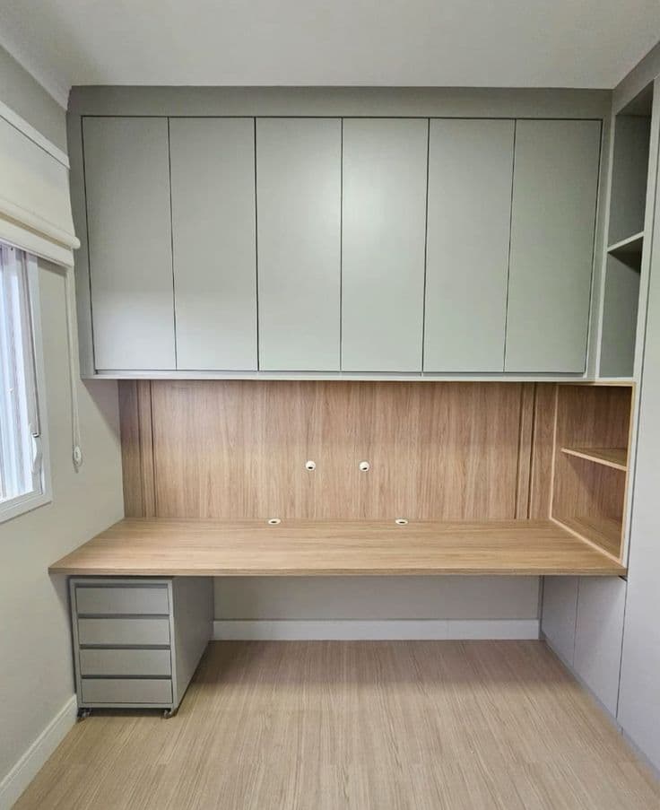 Home Office com Armários Verde Menta e Bancada Amadeirada — Prime Line Ambientes Planejados, Belo Horizonte