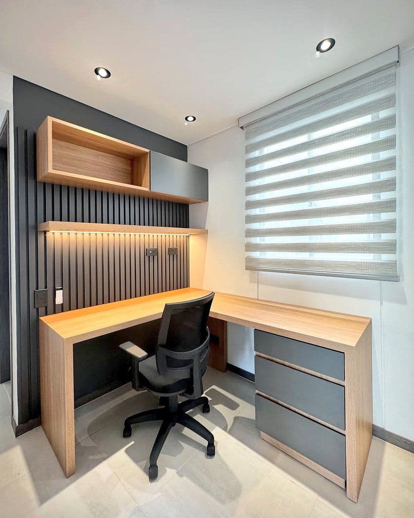 Home Office Compacto em L com Ripado Cinza — Prime Line Ambientes Planejados, Belo Horizonte
