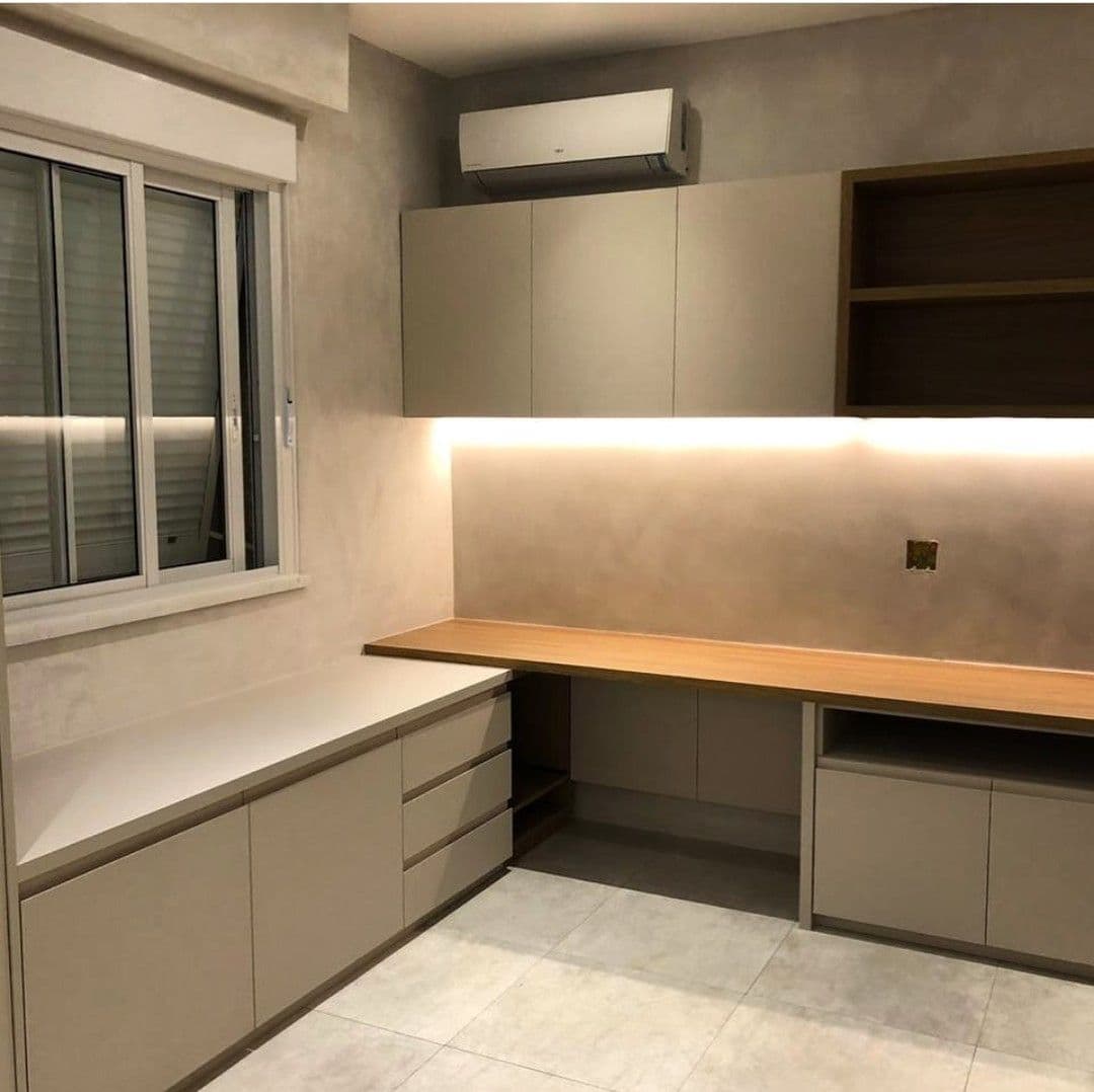 Home Office em L com Armários Bege e Prateleiras — Prime Line Ambientes Planejados, Belo Horizonte