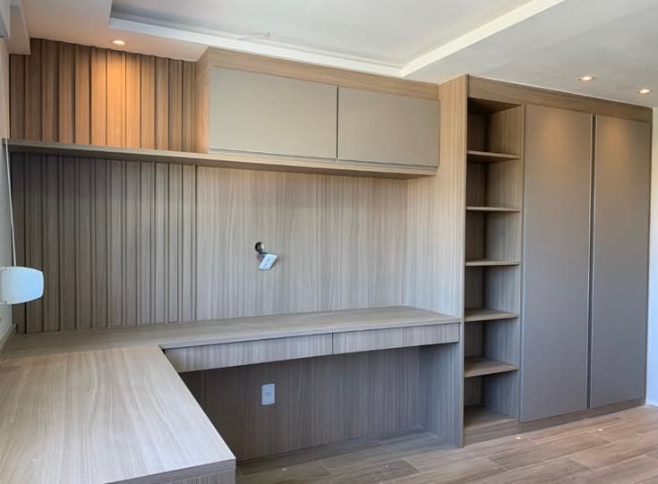 Home Office em L com Ripado e Armários Cinza — Prime Line Ambientes Planejados, Belo Horizonte