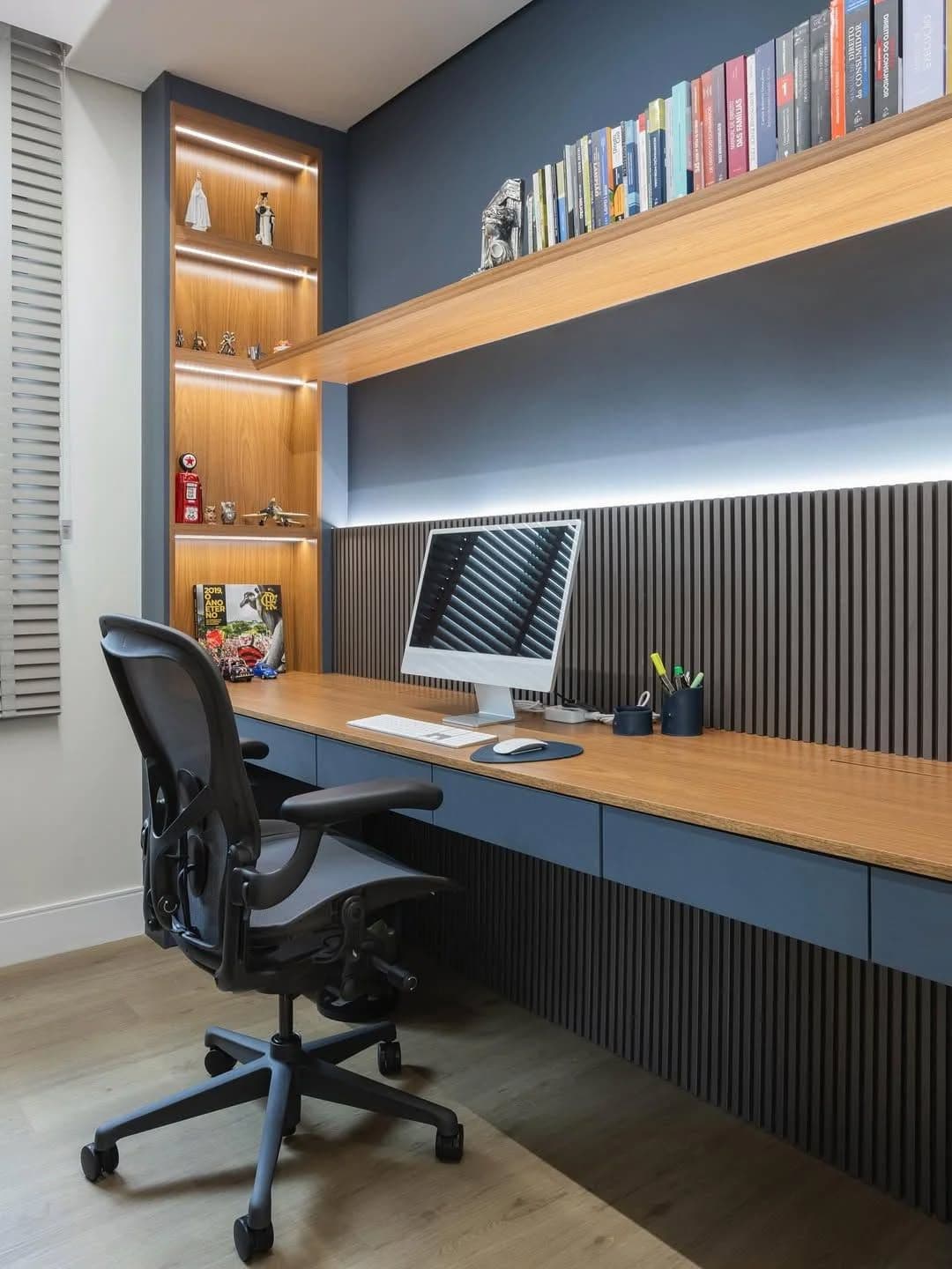 Home Office Azul Marinho com Bancada Amadeirada — Prime Line Ambientes Planejados, Belo Horizonte