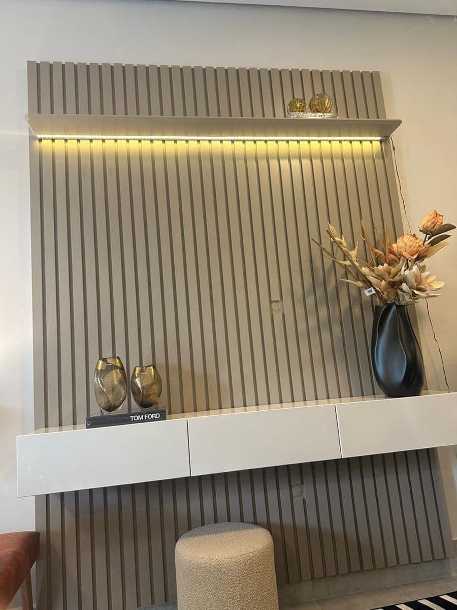 Painel Decorativo Ripado Off-White com LED Âmbar — Prime Line Ambientes Planejados, Belo Horizonte