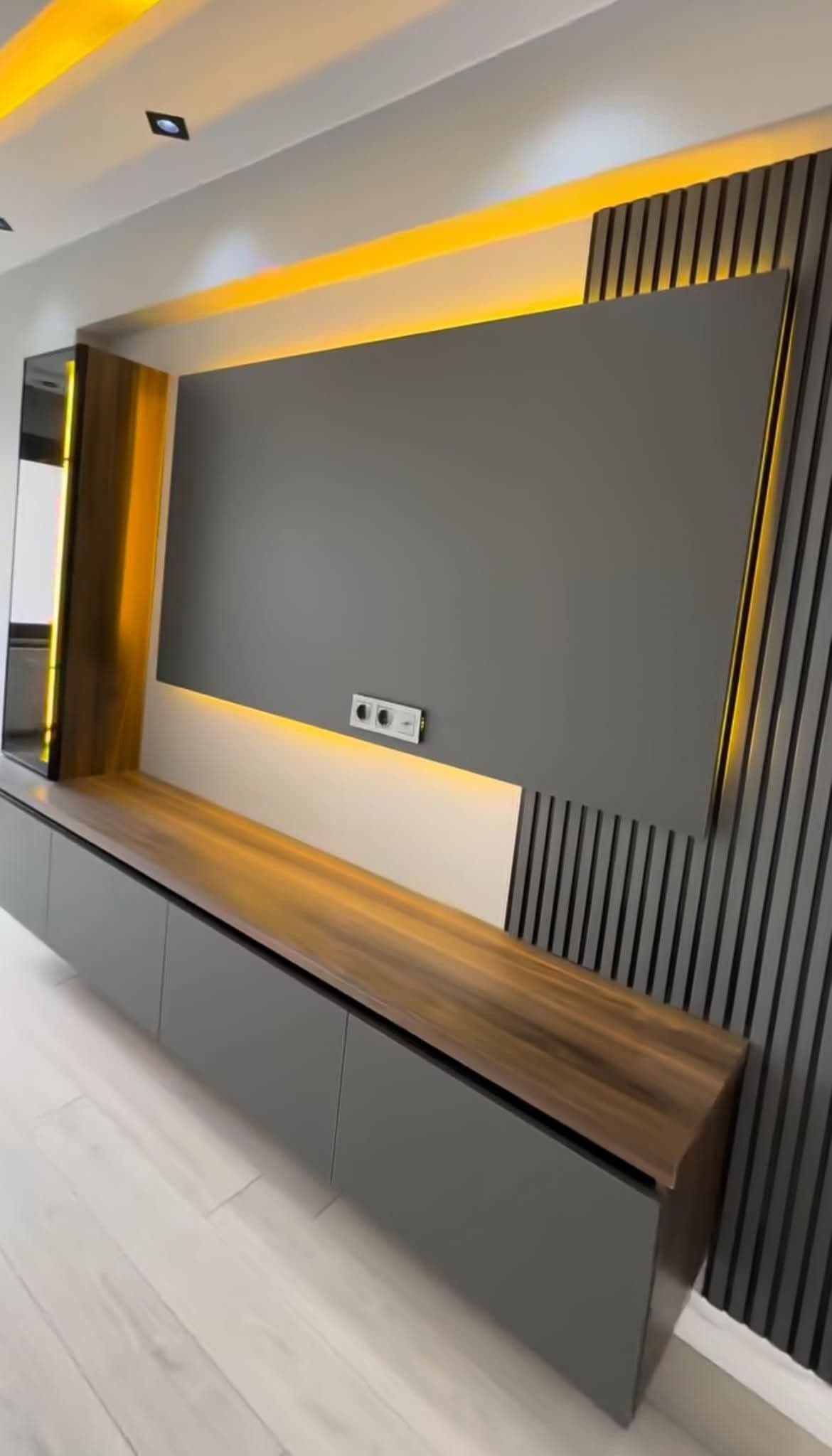 Painel TV Cinza Ripado com LED Âmbar e Rack Flutuante — Prime Line Ambientes Planejados, Belo Horizonte