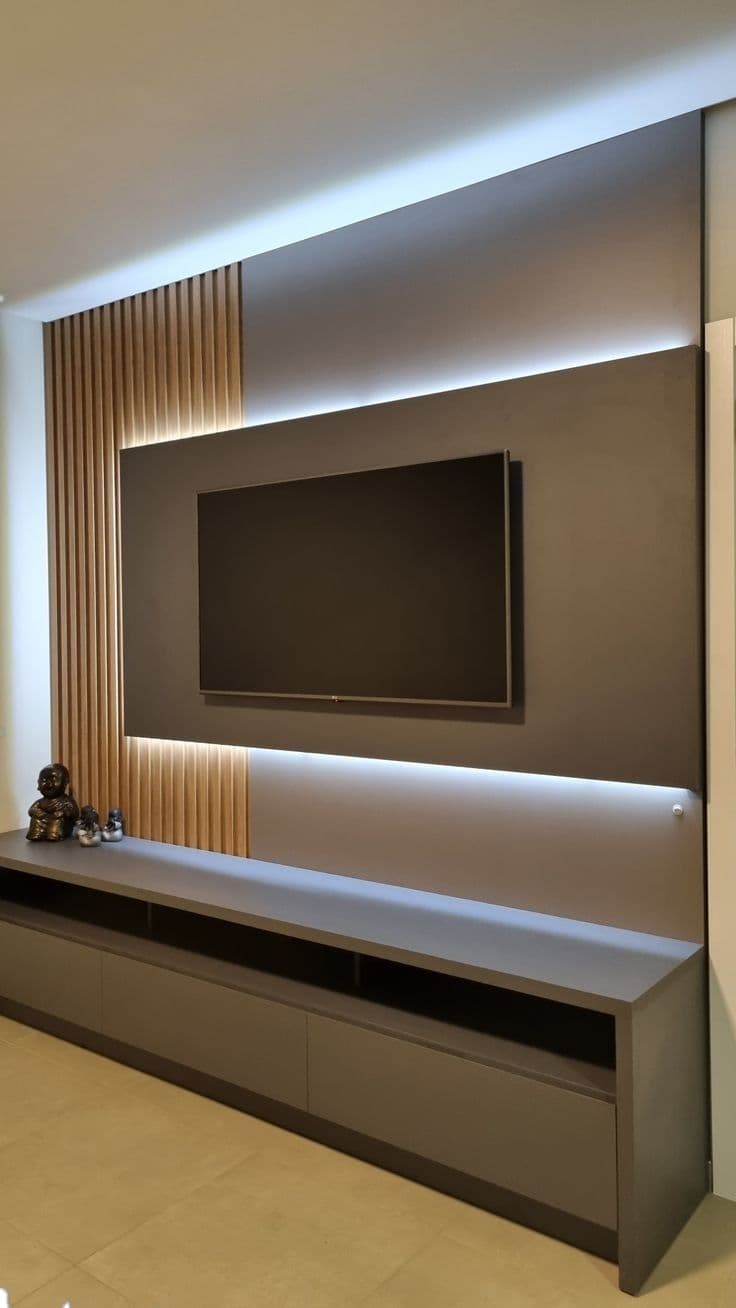 Painel TV Cinza Ripado com LED Branco e Rack Planejado — Prime Line Ambientes Planejados, Belo Horizonte