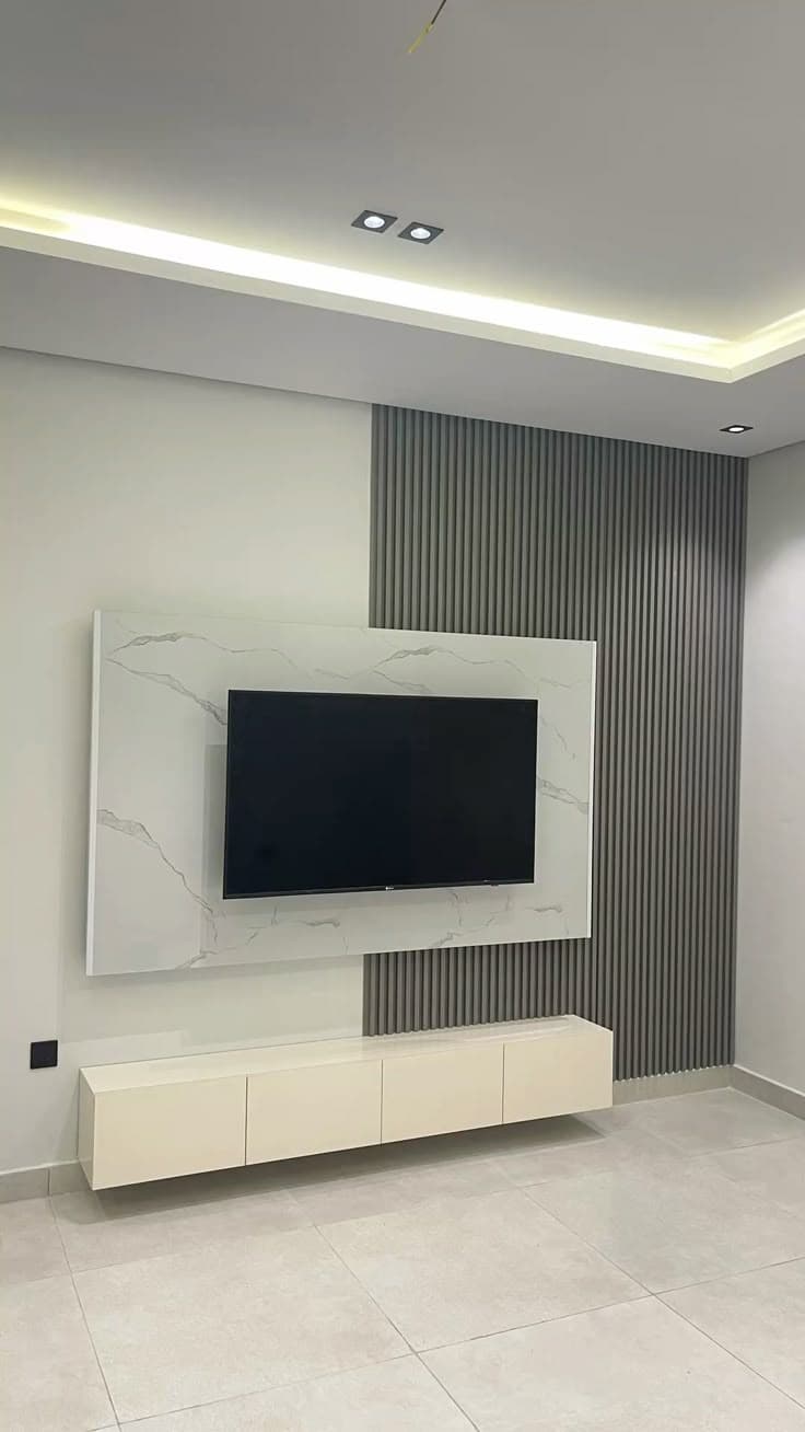 Painel TV em Mármore Branco com Ripado Cinza — Prime Line Ambientes Planejados, Belo Horizonte