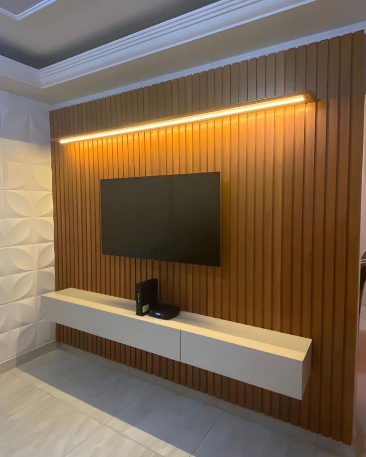 Painel TV Full-Wall Ripado Amadeirado Escuro — Prime Line Ambientes Planejados, Belo Horizonte