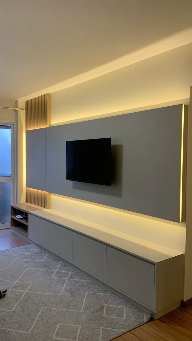 Painel TV Ripado Cinza com Rack Baixo e LED Âmbar — Prime Line Ambientes Planejados, Belo Horizonte