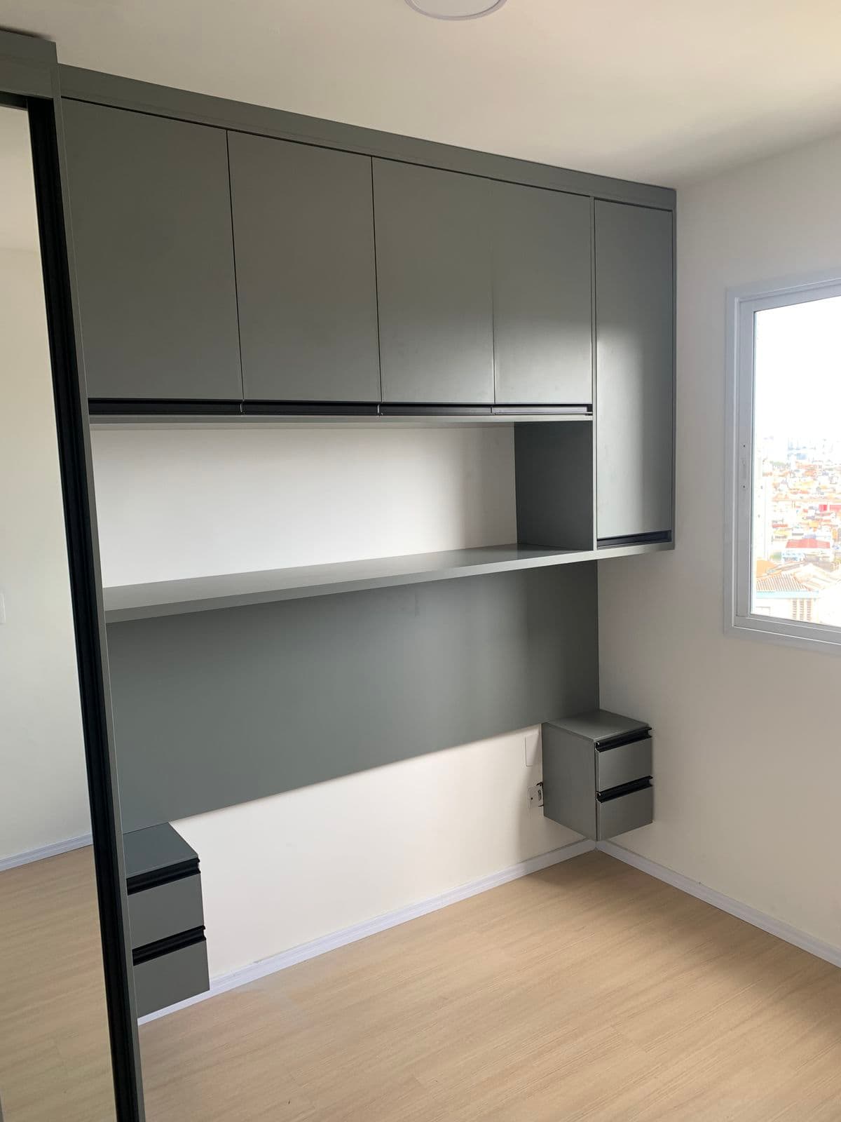 Quarto com Armários Cinza, Prateleiras e Guarda-roupa Deslizante — Prime Line Ambientes Planejados, Belo Horizonte