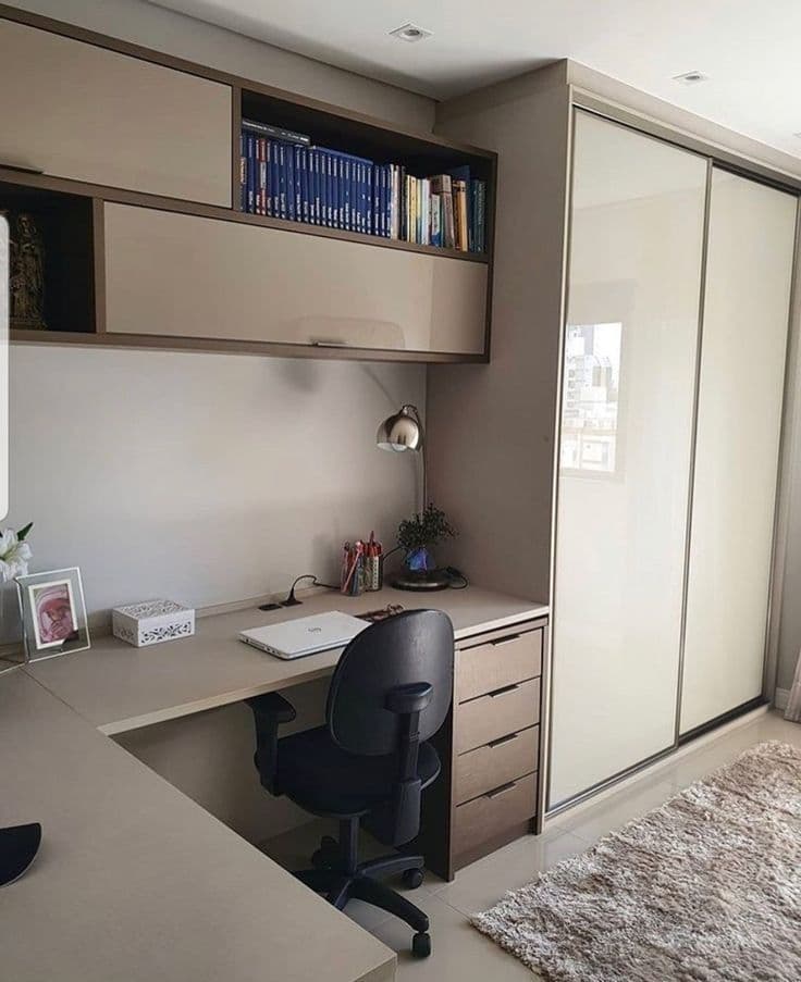 Quarto com Escritório Planejado e Guarda-roupa Off-White — Prime Line Ambientes Planejados, Belo Horizonte