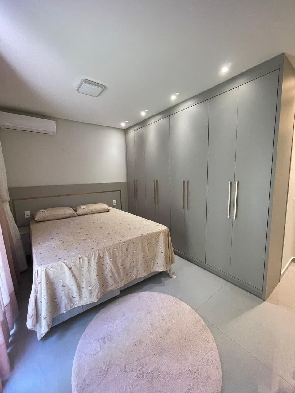 Quarto Feminino com Guarda-roupa Cinza Sage e Cabeceira Amadeirada — Prime Line Ambientes Planejados, Belo Horizonte