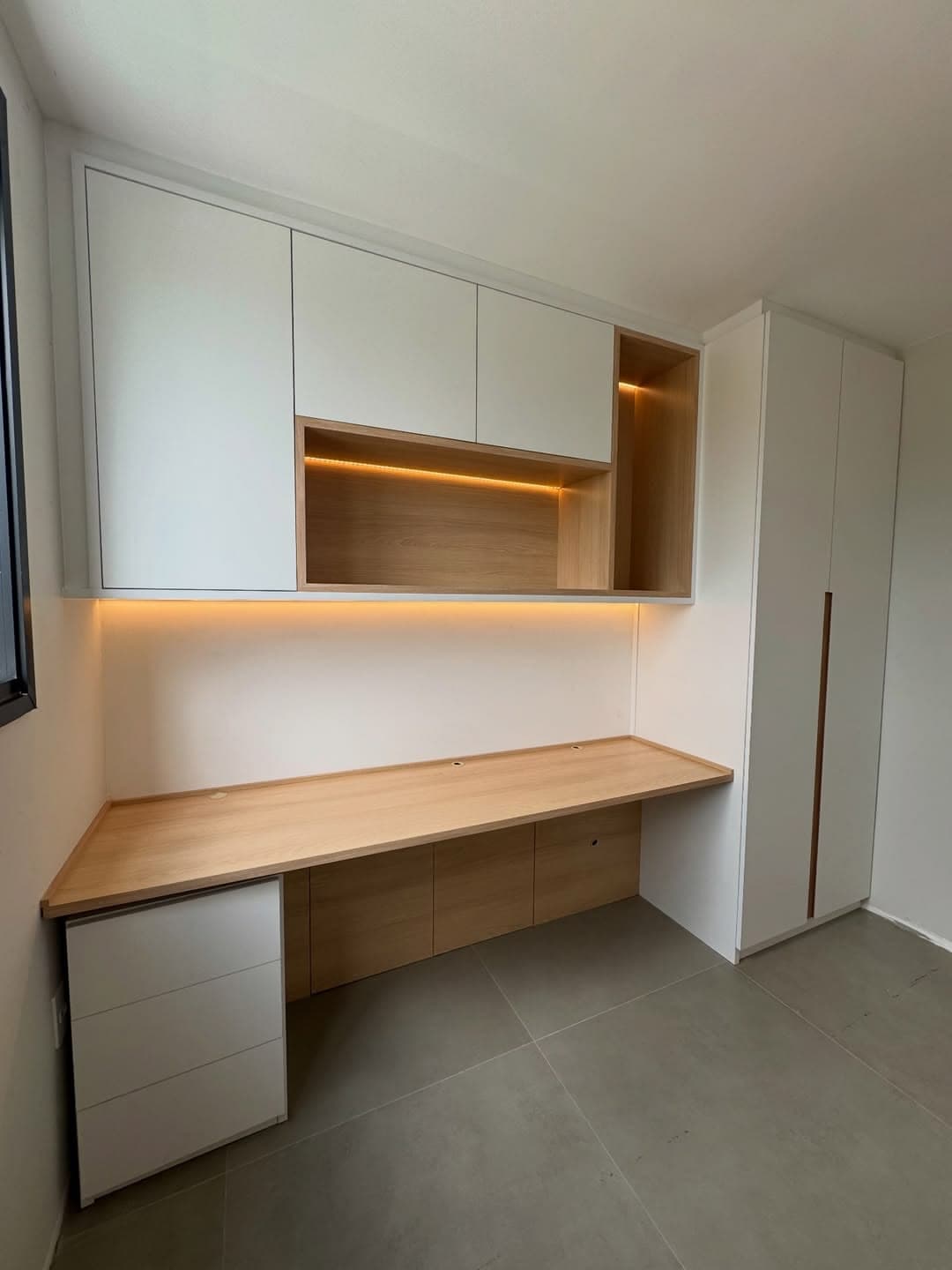 Quarto Home Office com Bancada Amadeirada e Armários Brancos — Prime Line Ambientes Planejados, Belo Horizonte