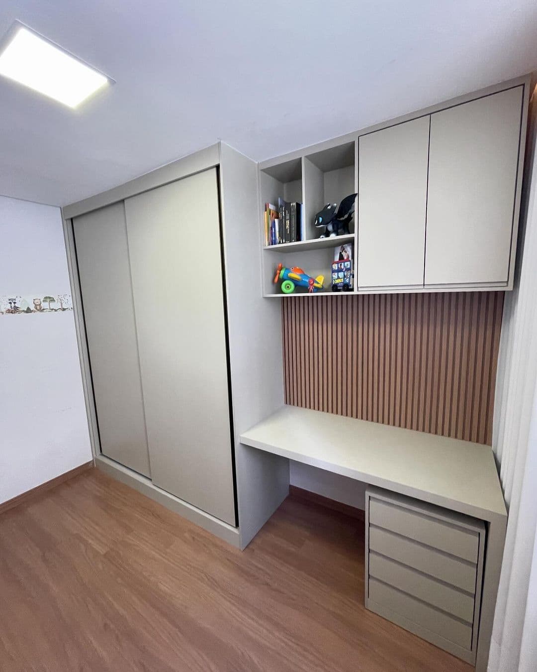 Quarto Infantil com Guarda-roupa Deslizante Off-White — Prime Line Ambientes Planejados, Belo Horizonte