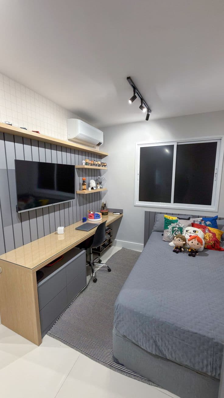 Quarto Juvenil com Ripado Cinza, Bancada e TV — Prime Line Ambientes Planejados, Belo Horizonte