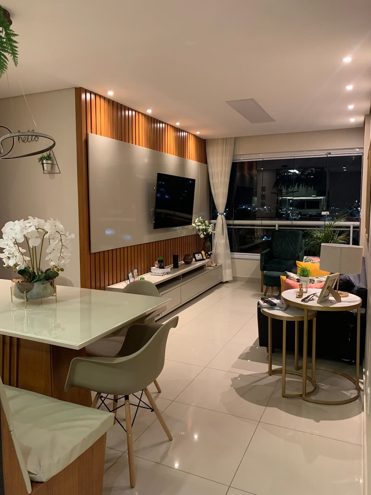 Sala de Apartamento com Painel TV Ripado e Mesa de Jantar — Prime Line Ambientes Planejados, Belo Horizonte